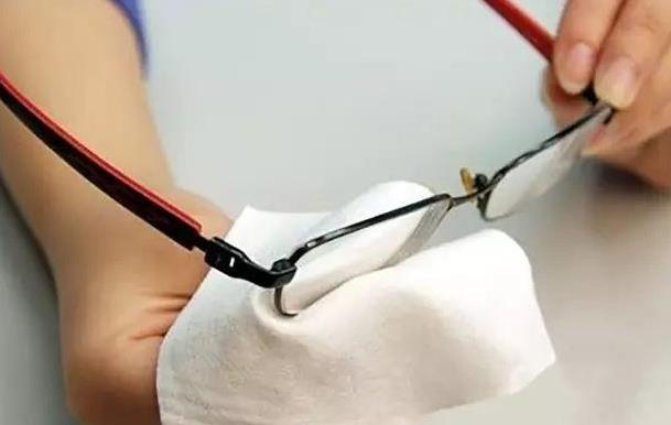 老花鏡防輻射眼鏡的作用、保養(yǎng)，你真的都懂嗎？