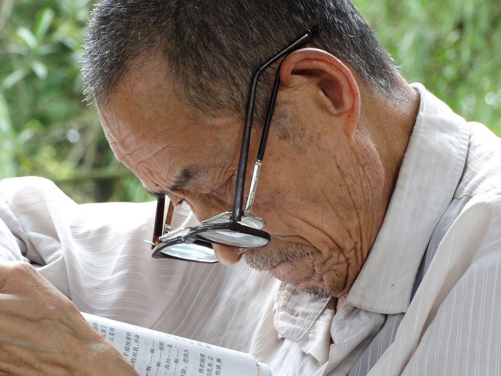 “老花眼”誰都避不開，哪些癥狀說明眼睛提前“花”了？