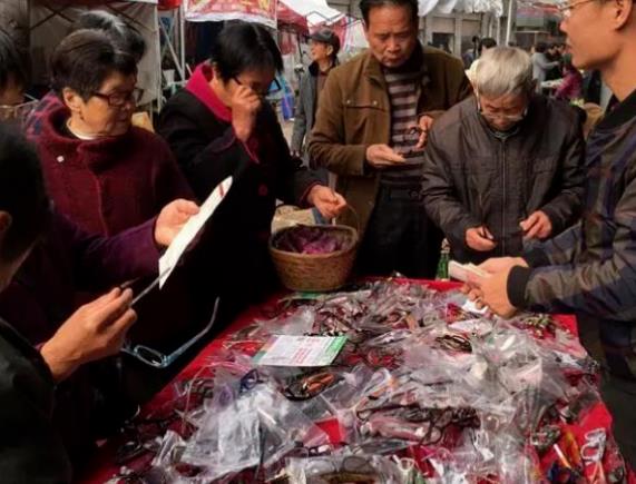 怎么佩戴老花鏡？驗(yàn)光 品牌 質(zhì)量 保養(yǎng)一個(gè)都不能少