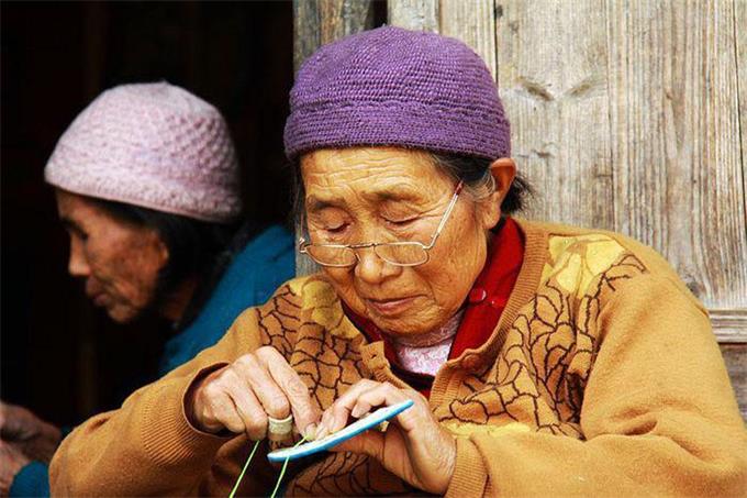 佩戴老花眼鏡，記住這四點(diǎn)，避免對(duì)眼睛造成傷害